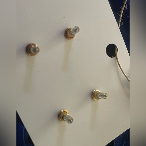 Set of gold tone stud earrings - Picture 2 of 4